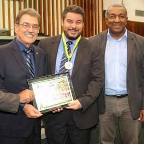 Imagem: Prefeito de Uruaçu é condecorado com medalha Pedro Ludovico
